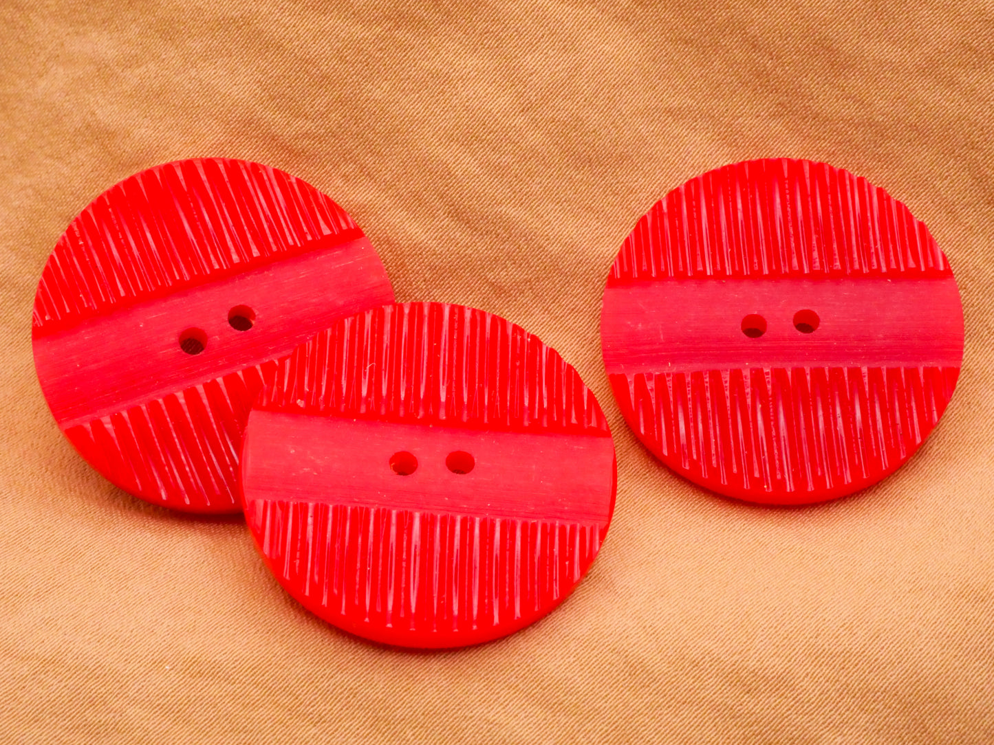 Red Machine Carved Grooves Vintage Sew-Thru Button 28mm