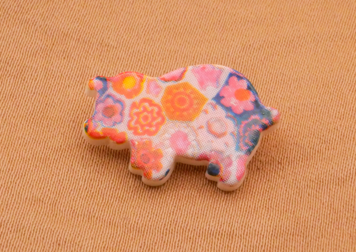 Patchwork Pig Plastic Button 13x19mm