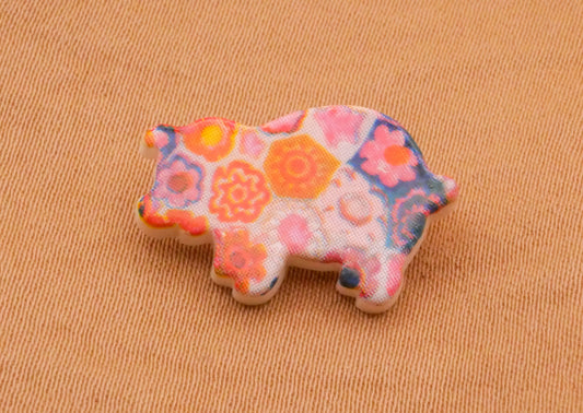 Patchwork Pig Plastic Button 13x19mm