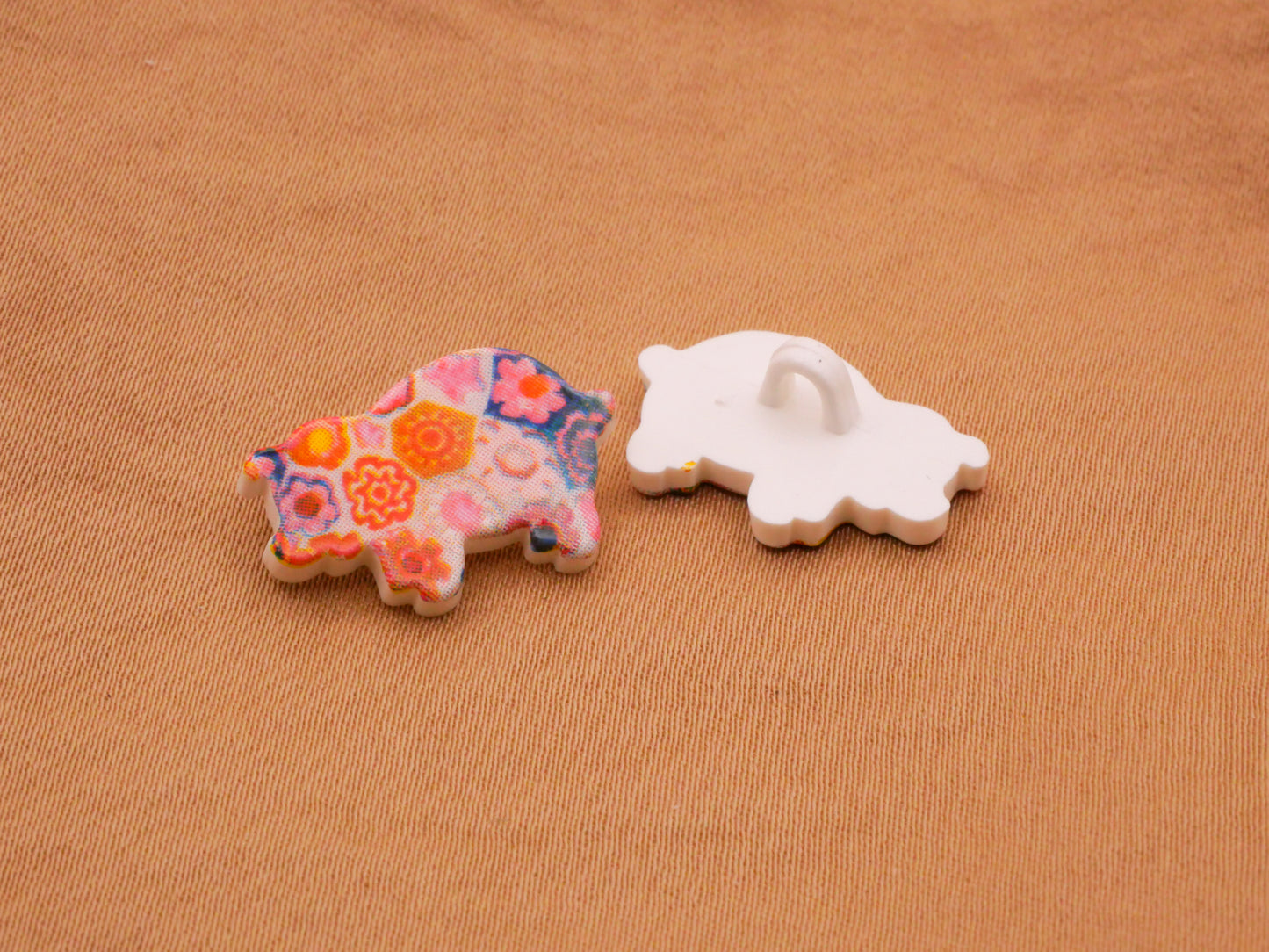 Patchwork Pig Plastic Button 13x19mm