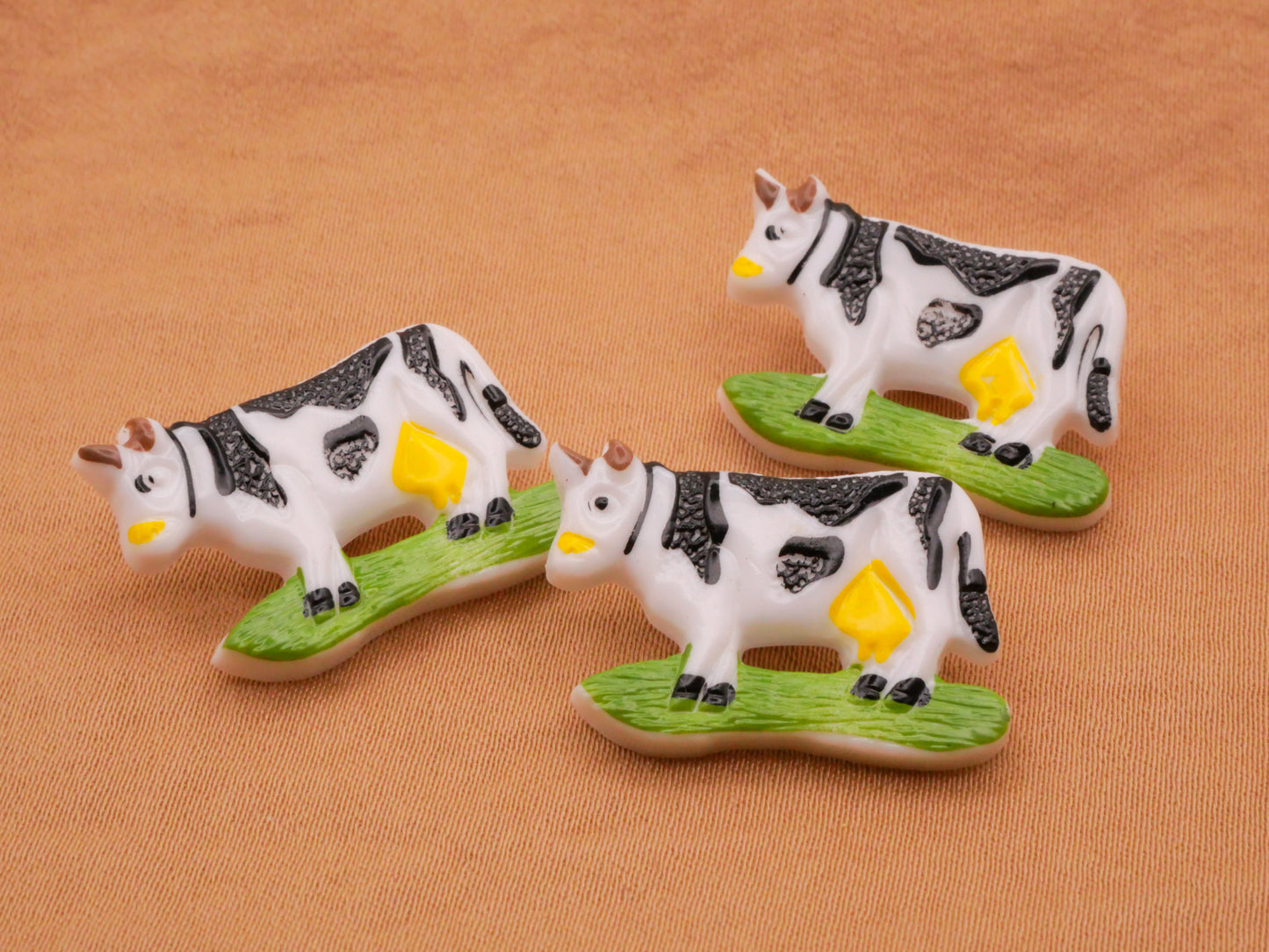 Cow Grass Vintage Plastic Button 16x22mm