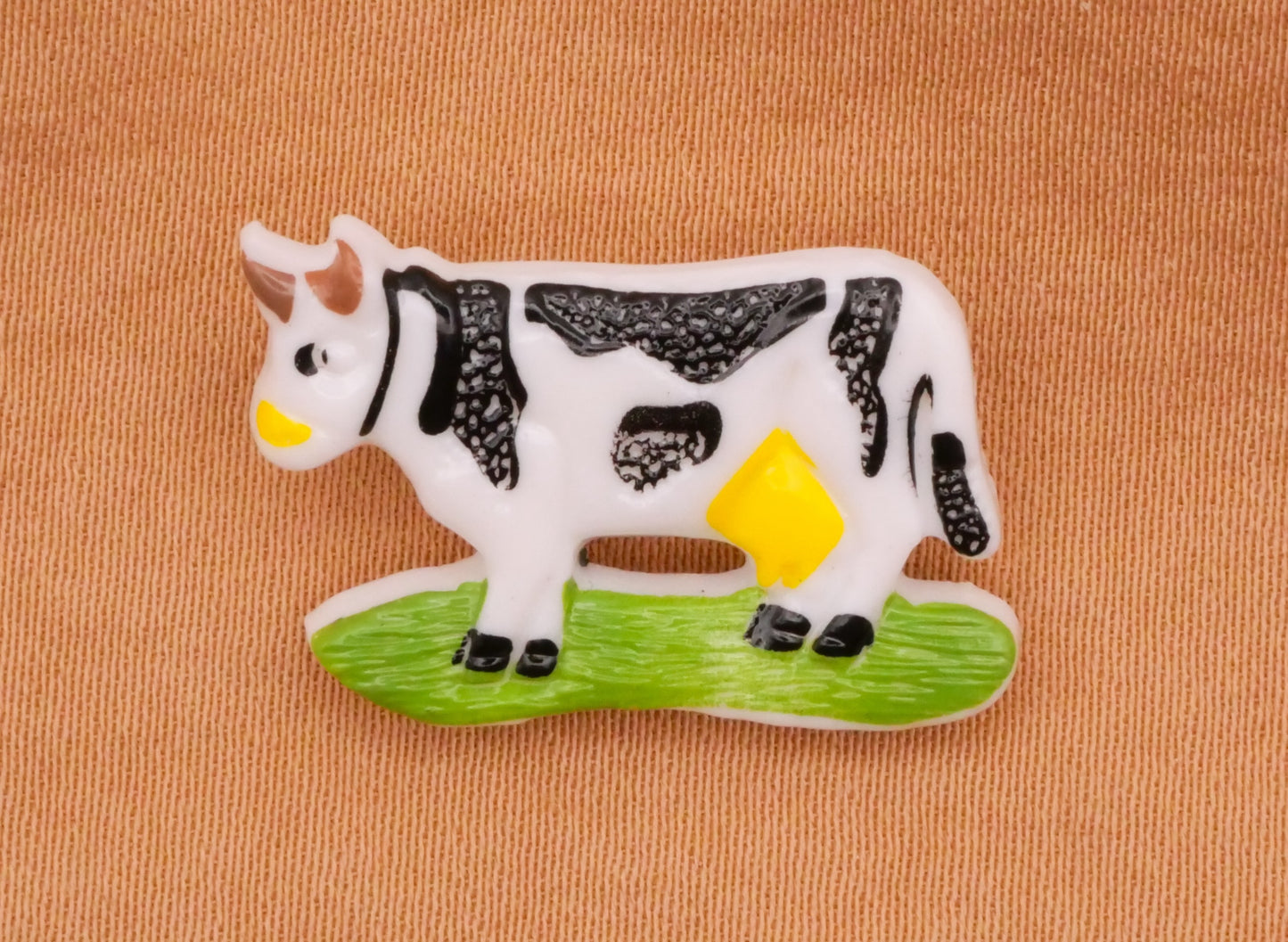 Cow Grass Vintage Plastic Button 16x22mm