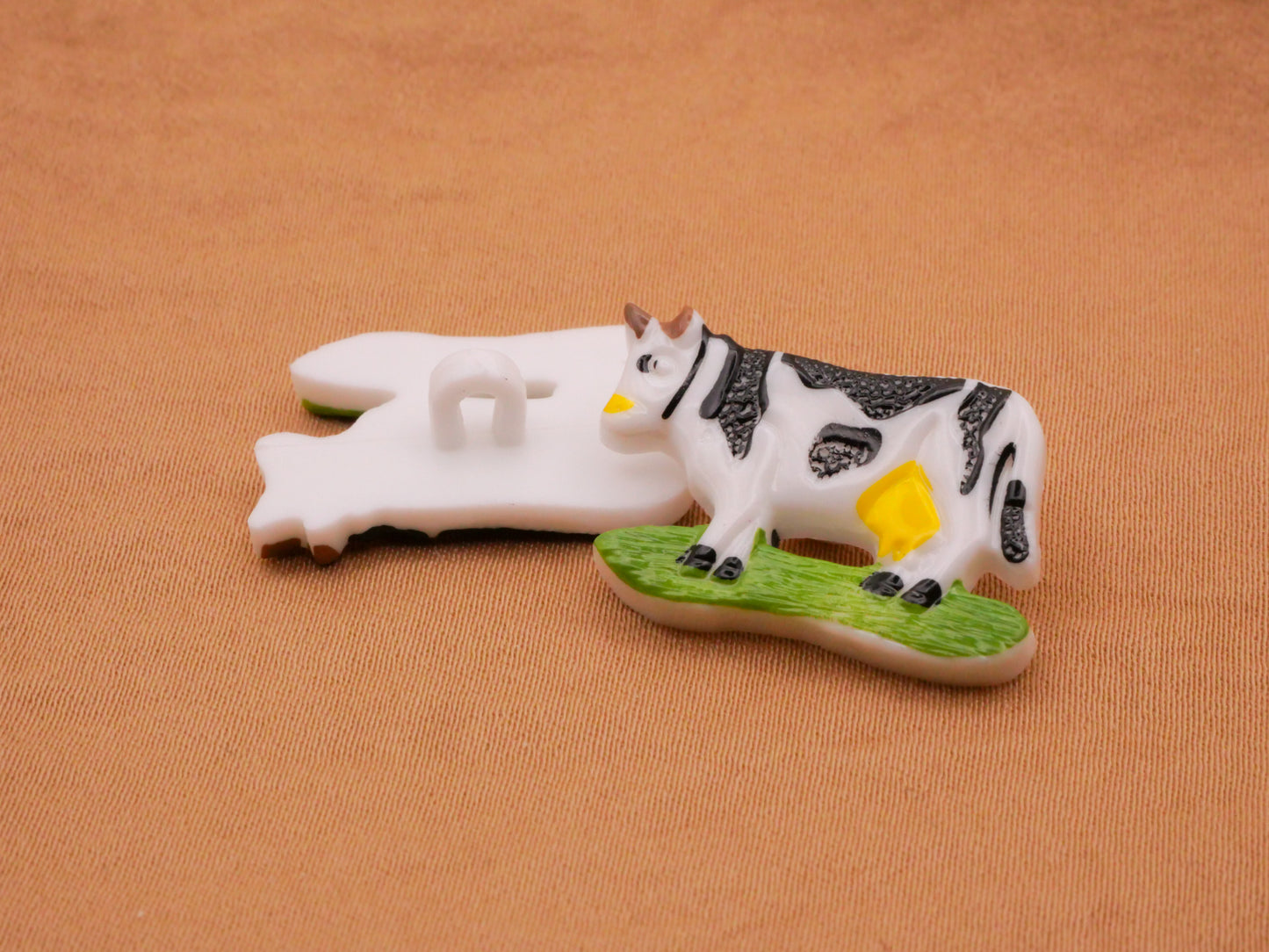 Cow Grass Vintage Plastic Button 16x22mm