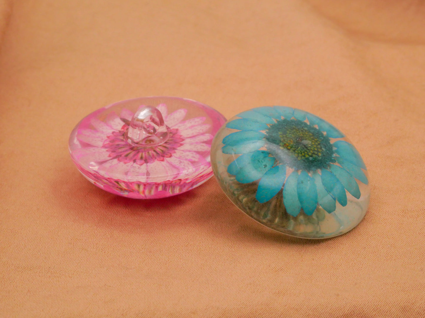 Habitat Look Real Flowers Dyed Pink Blue Green Resin Plastic Button Various 30mm