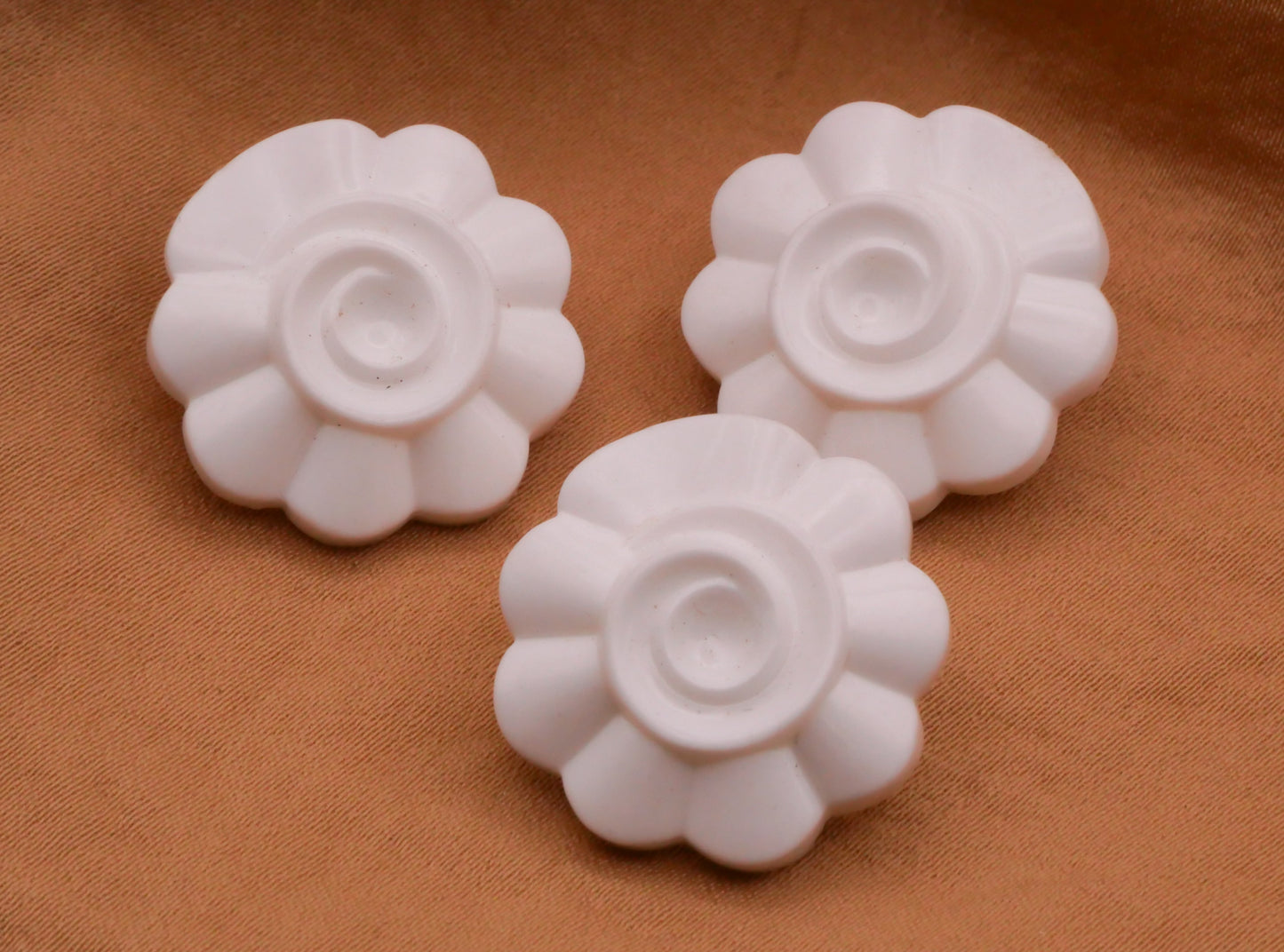 Mod Flower Swirl White Plastic Button 22mm