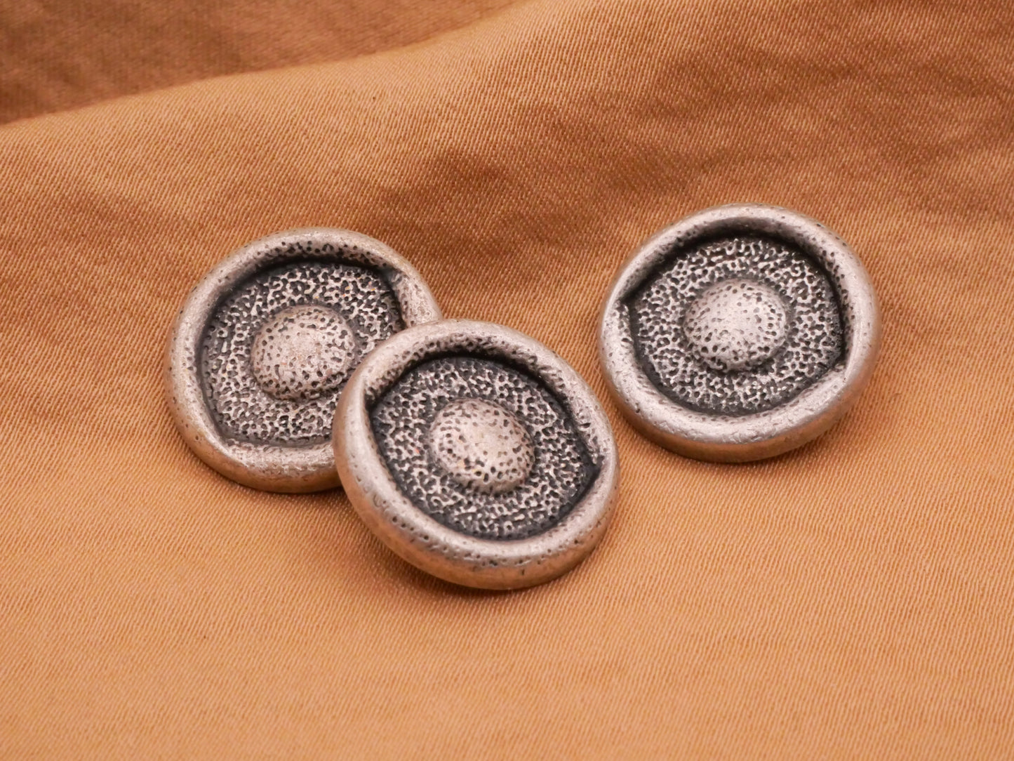 Eye Wide Open Textured Metal Button 18mm