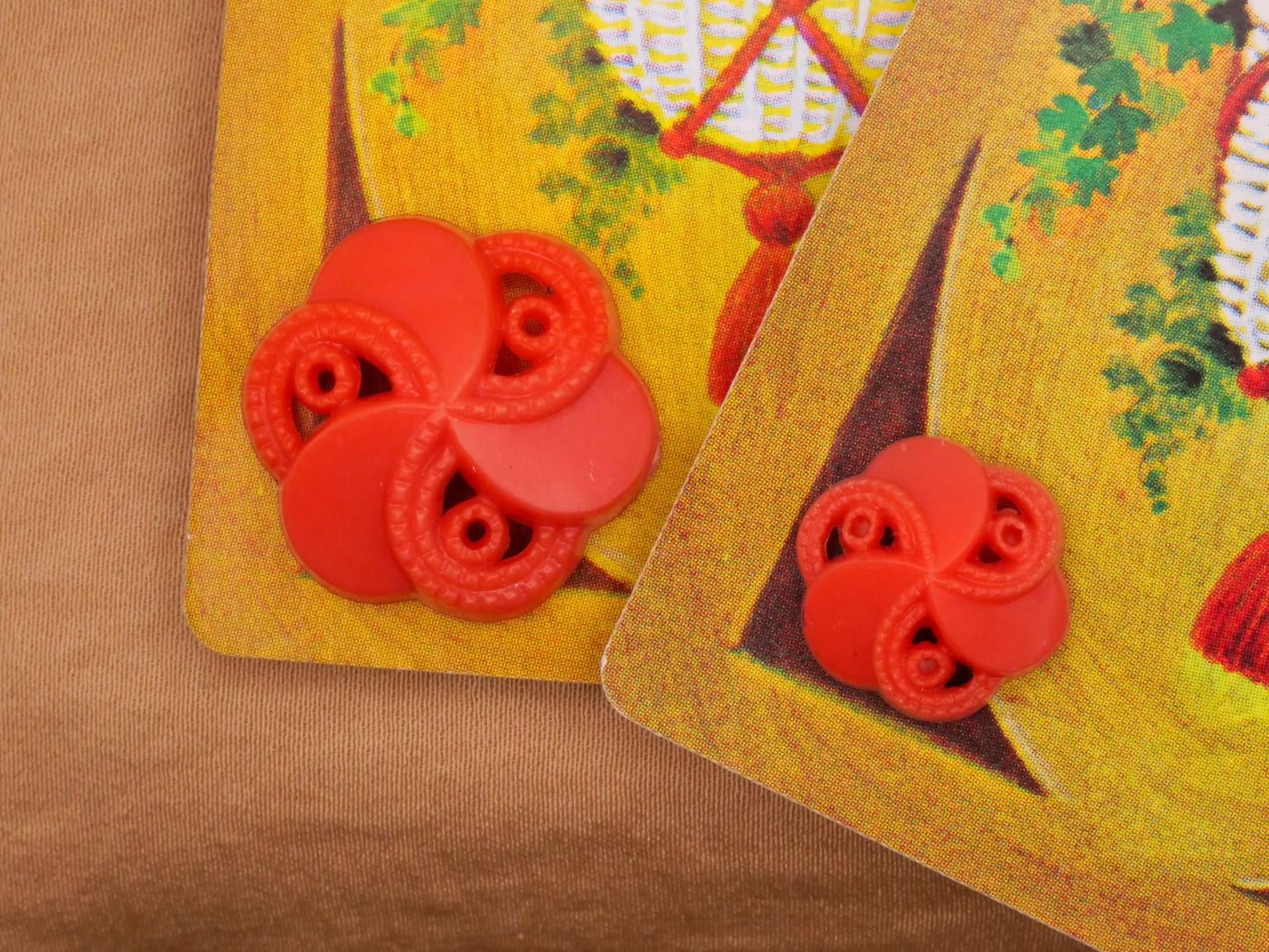 Swirl Pierced Red Plastic Hanging Plant Playing Card Vintage Button Various 15-22mm