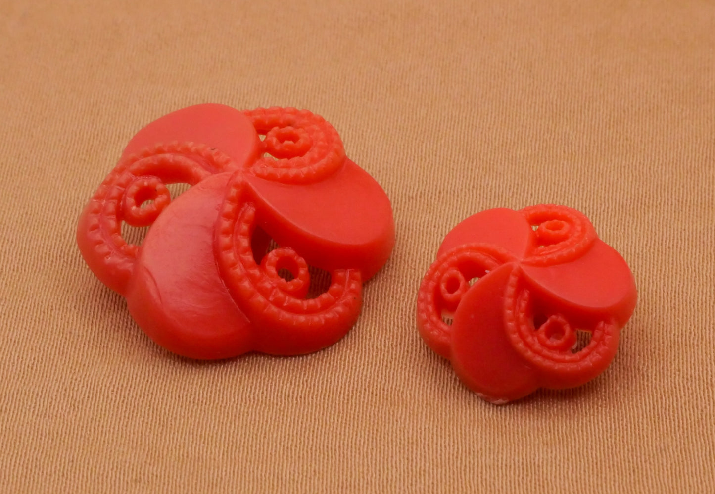 Swirl Pierced Red Plastic Hanging Plant Playing Card Vintage Button Various 15-22mm