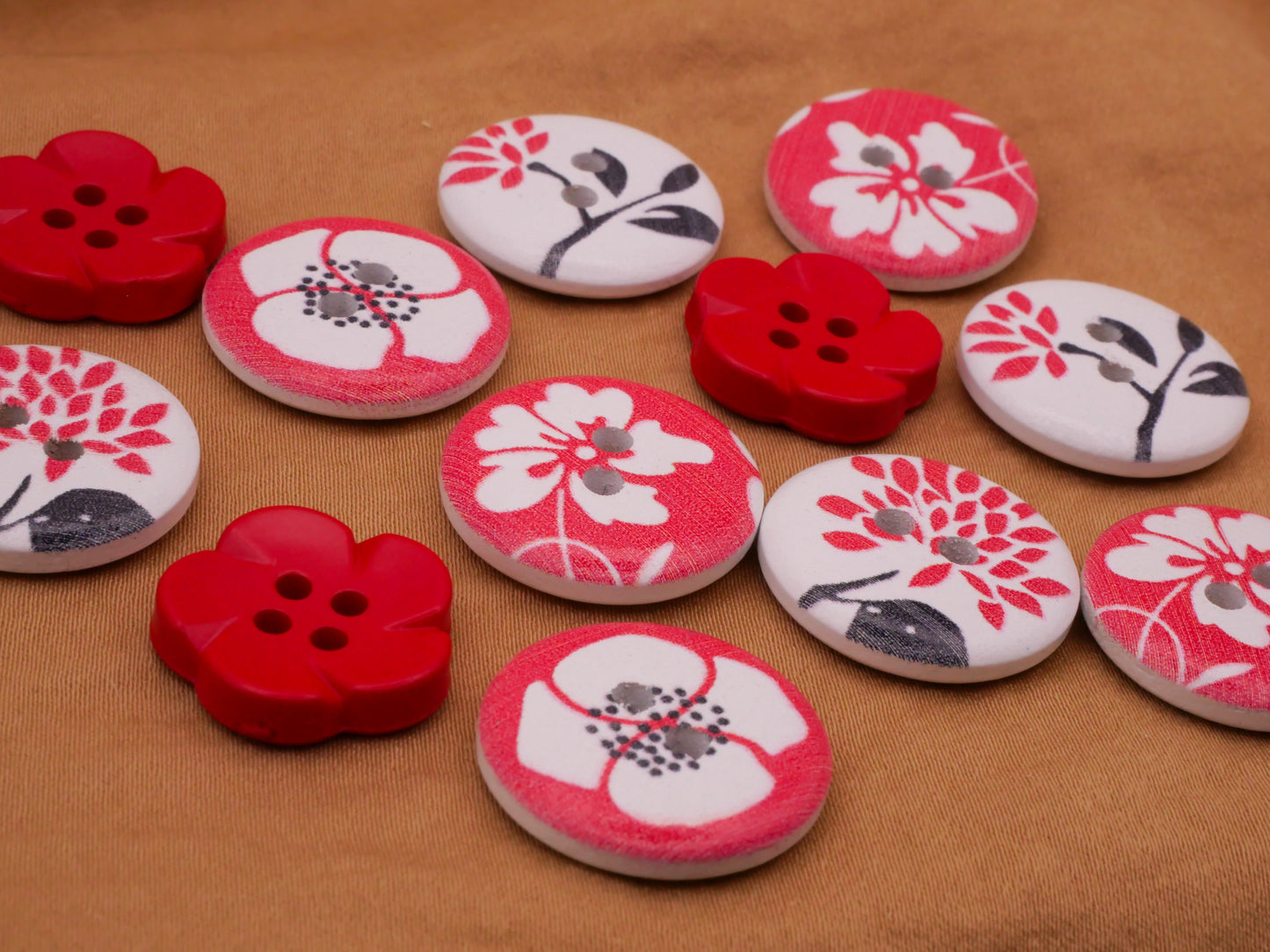 Flower Red Black White Plastic Wood Set of Twelve Buttons 17-20mm