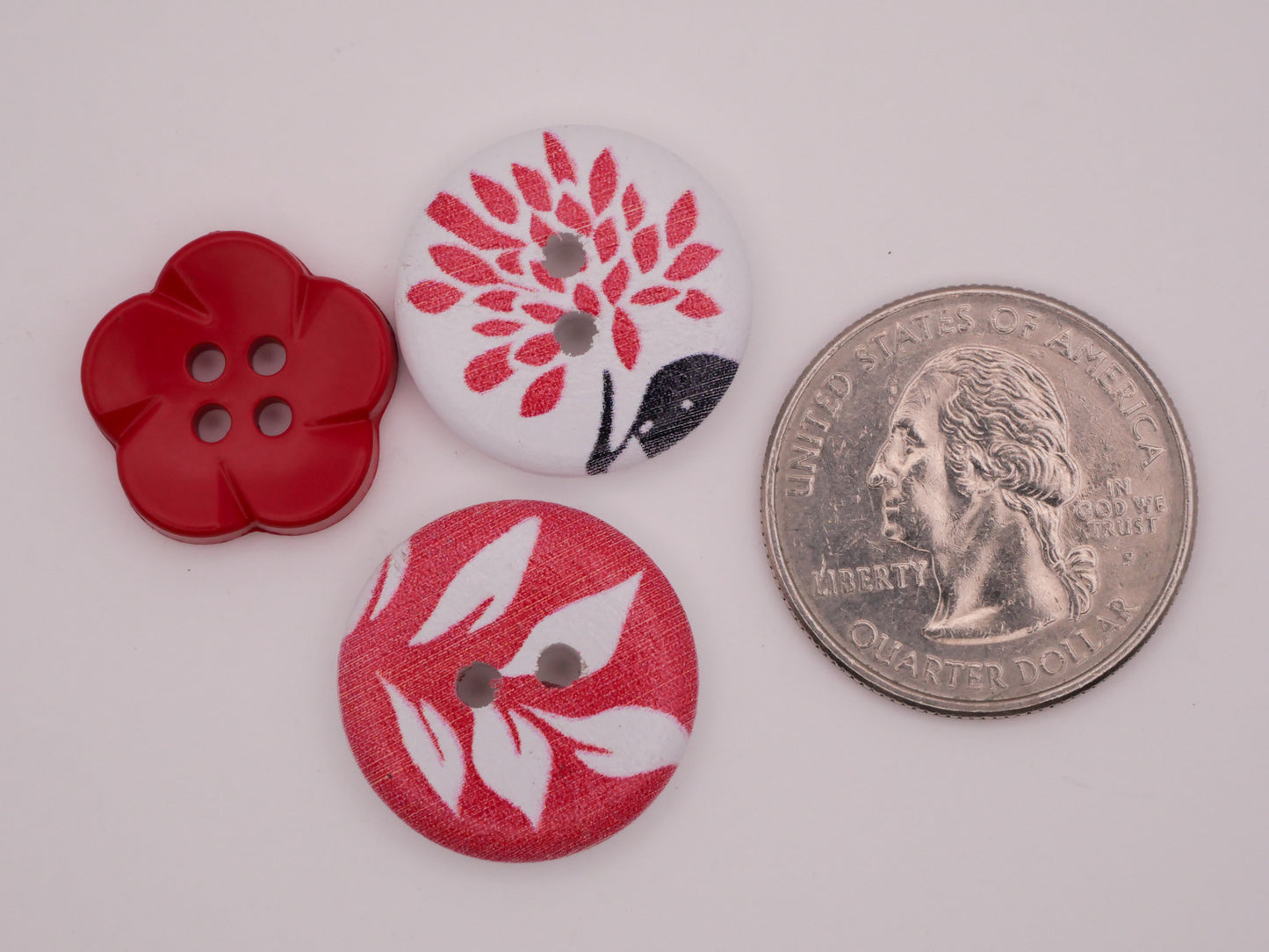 Flower Red Black White Plastic Wood Set of Twelve Buttons 17-20mm