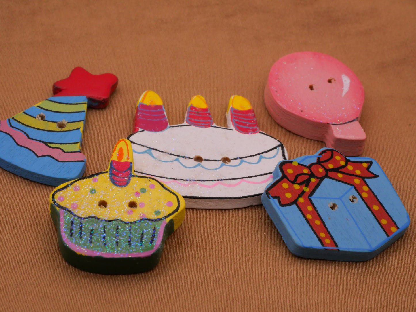 Party Cake Gift Balloon Wood Set of Five Buttons 19-34mm