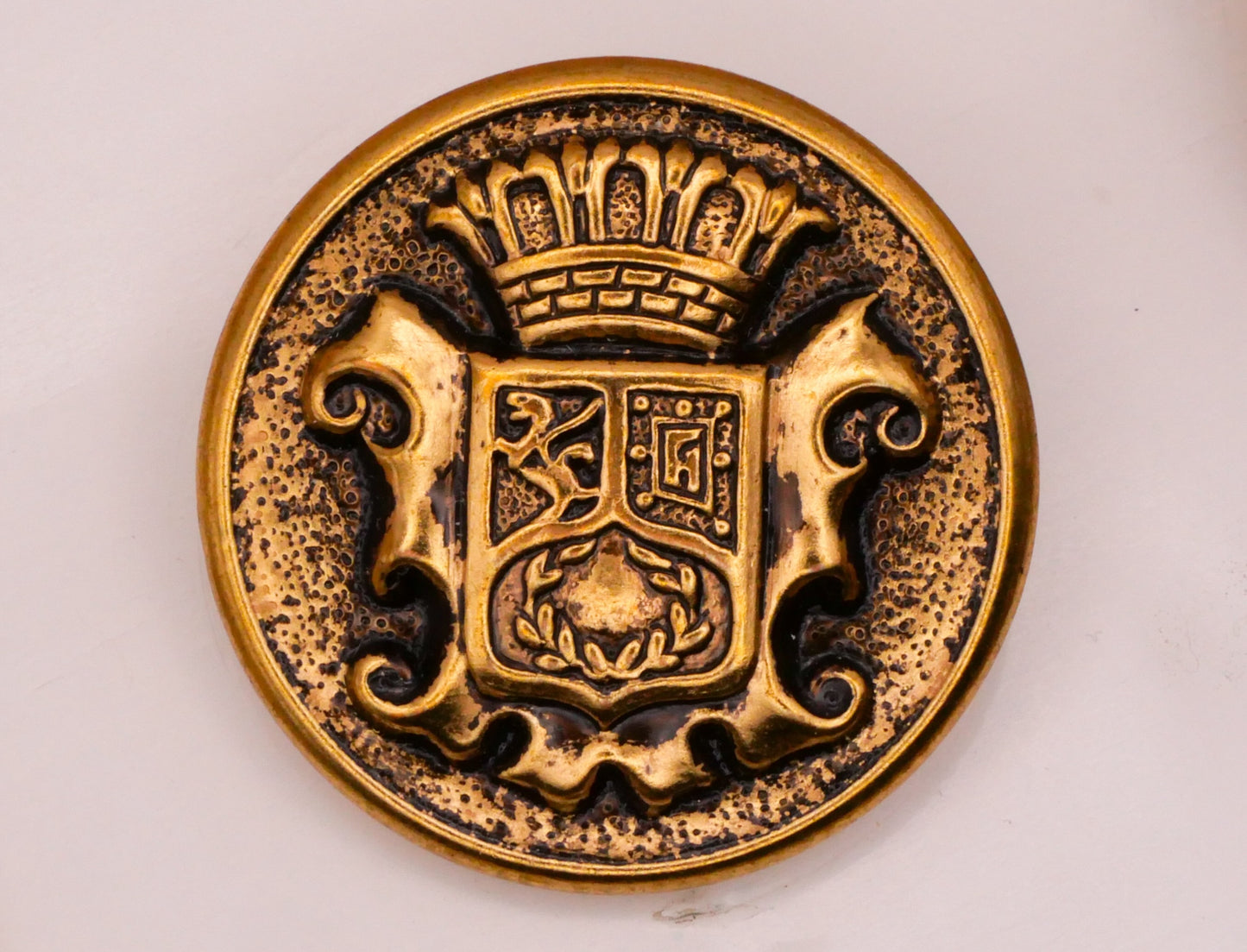 Crest Coat of Arms Crown Shield Metal Carded Buttons Various 23-27mm