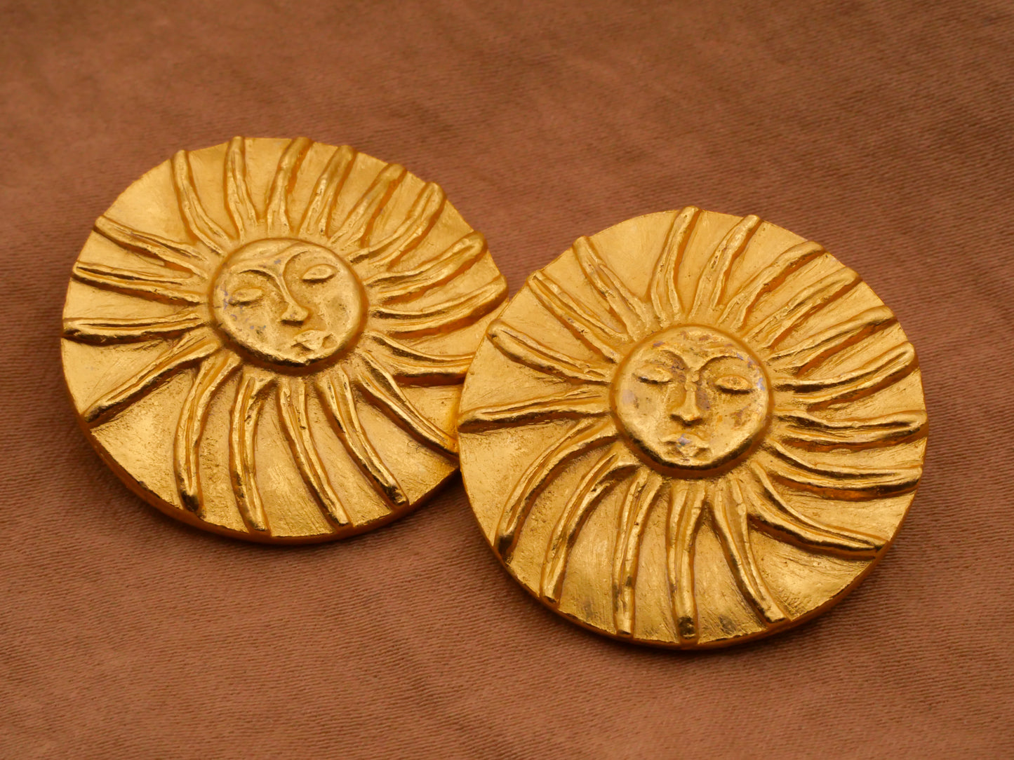 Sun Face Long Rays Vintage Gold Metal Button 30mm