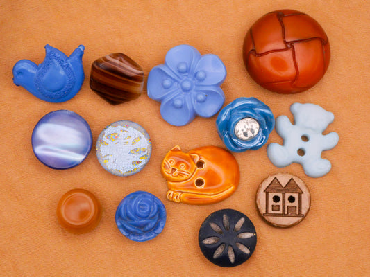 Cat Bird Bear Flower Blue Plastic Mother of Pearl Glass Set of Thirteen Buttons 10-20mm