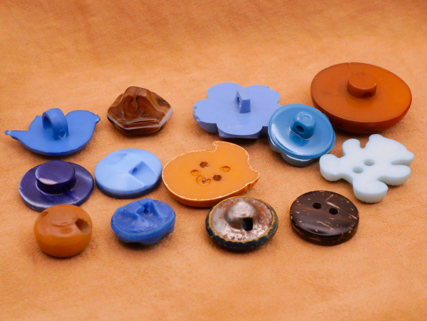 Cat Bird Bear Flower Blue Plastic Mother of Pearl Glass Set of Thirteen Buttons 10-20mm