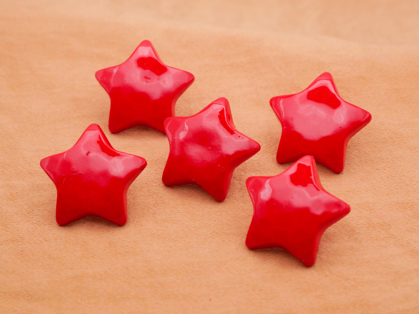 Star Red Plastic Set of Five Buttons 15mm