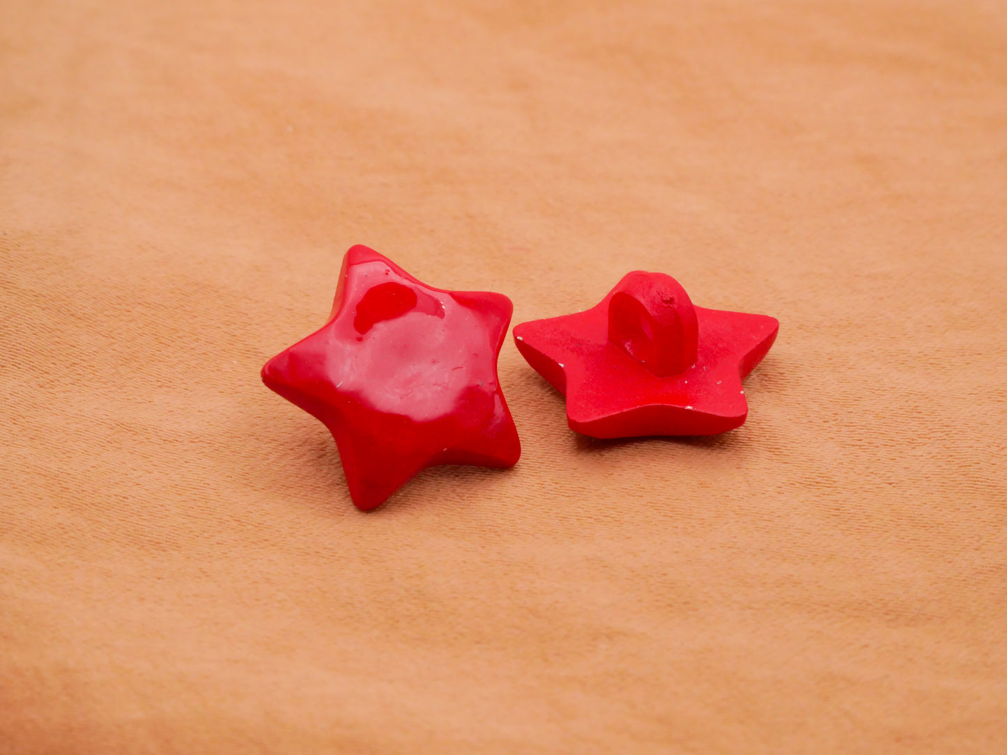 Star Red Plastic Set of Five Buttons 15mm