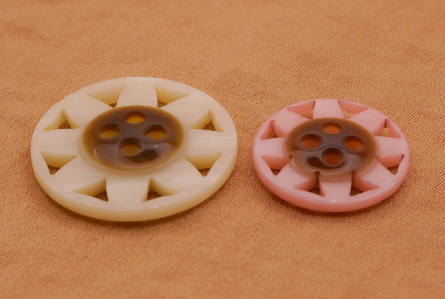 Daisy Flower Ivory Pink Pierced Vintage Plastic Button Various 15-20mm