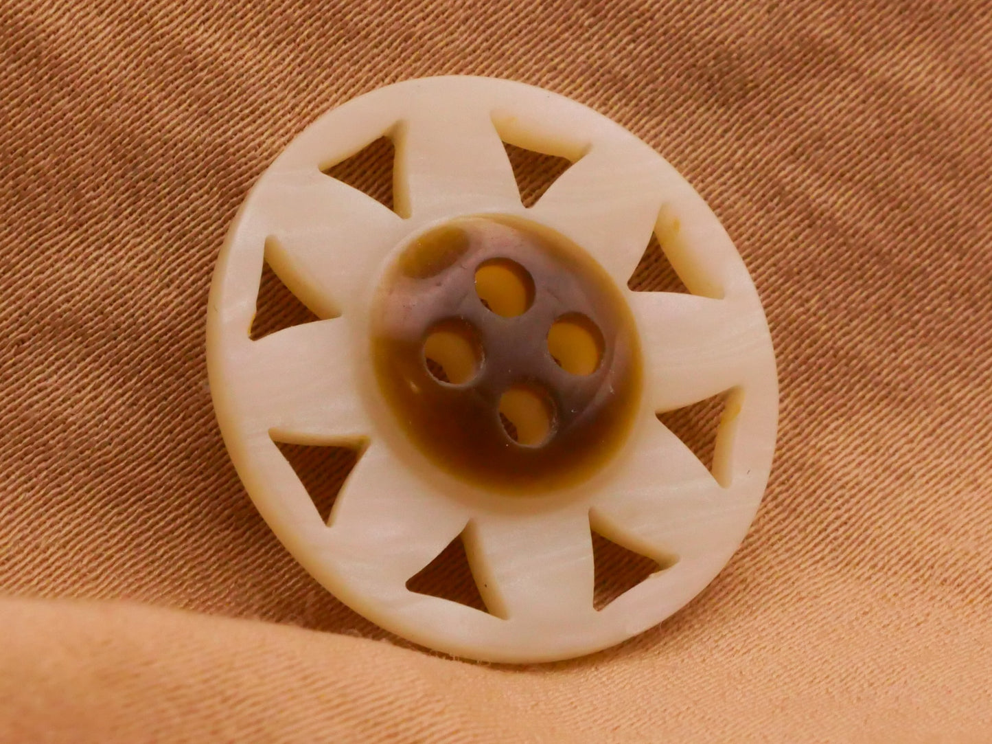 Daisy Flower Ivory Pink Pierced Vintage Plastic Button Various 15-20mm