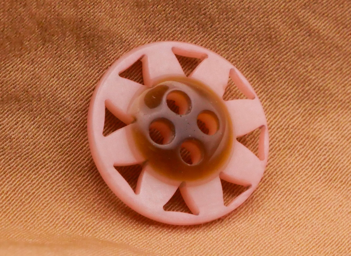 Daisy Flower Ivory Pink Pierced Vintage Plastic Button Various 15-20mm