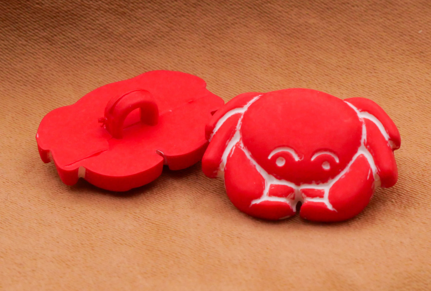 Crab Red Plastic Set of Three Buttons 13x18mm