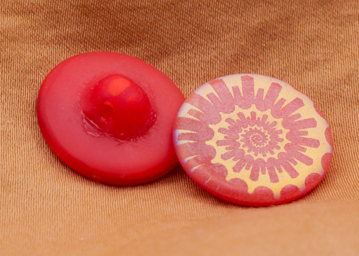 Nautilus Shell Iridescent Metallic Red Glass Vintage Button 18mm