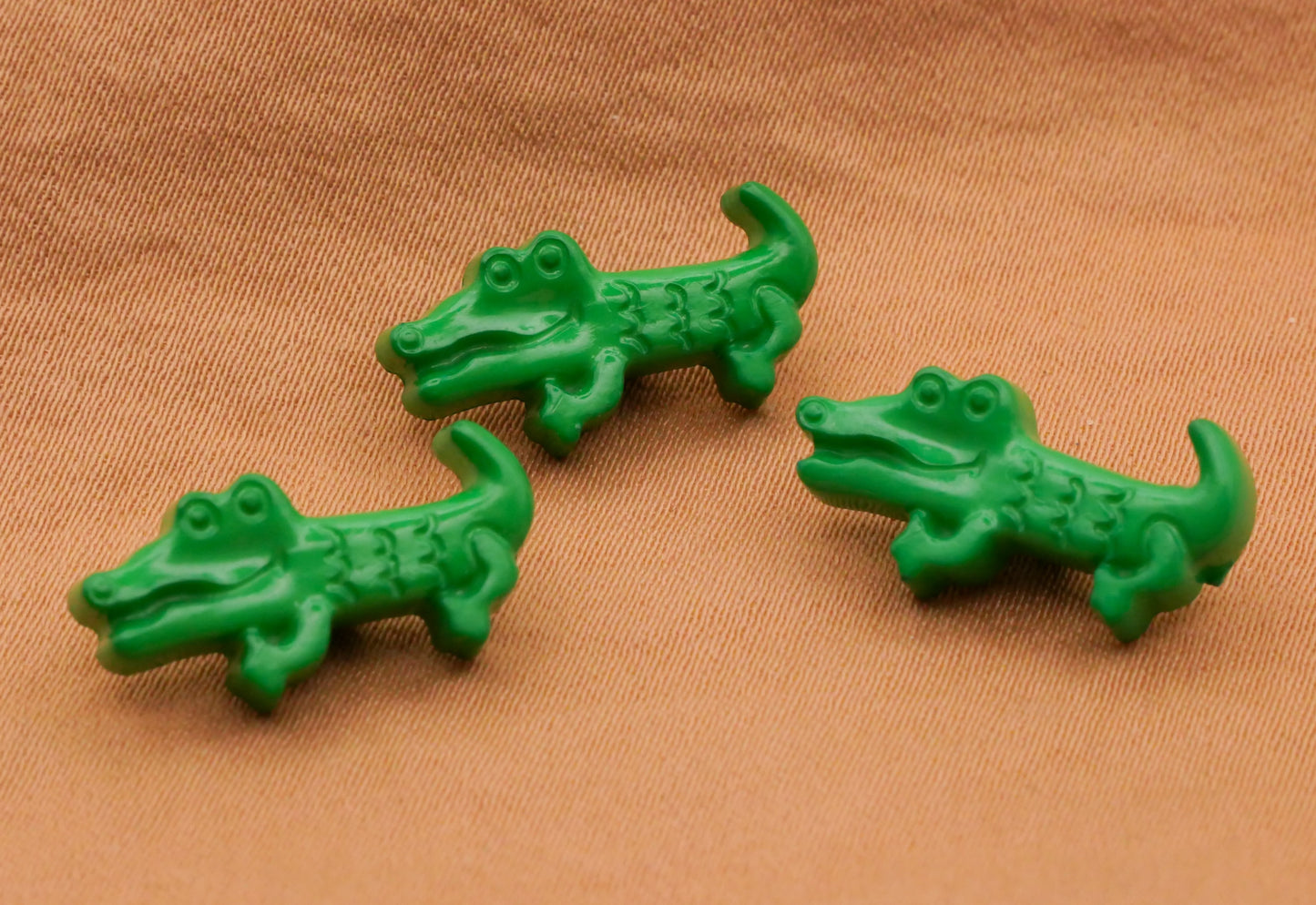 Alligator Crocodile Green Plastic Button 9x18mm