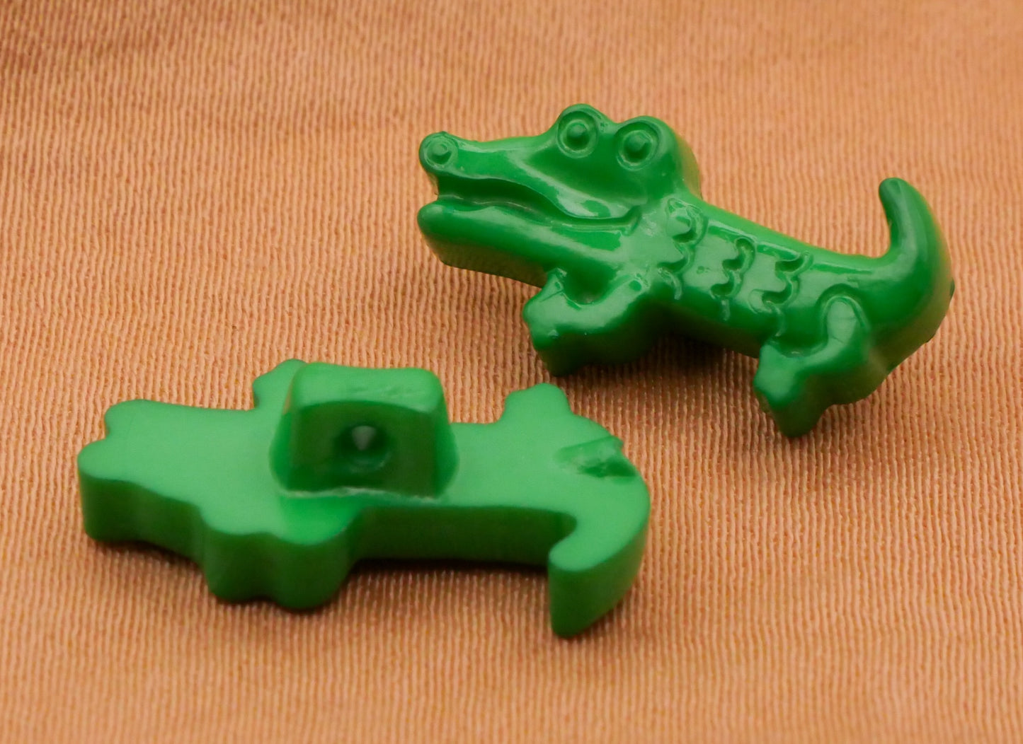 Alligator Crocodile Green Plastic Button 9x18mm