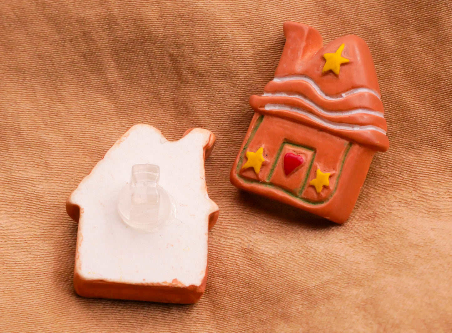 Gingerbread House Home Heart Star Plastic Button 18x22mm