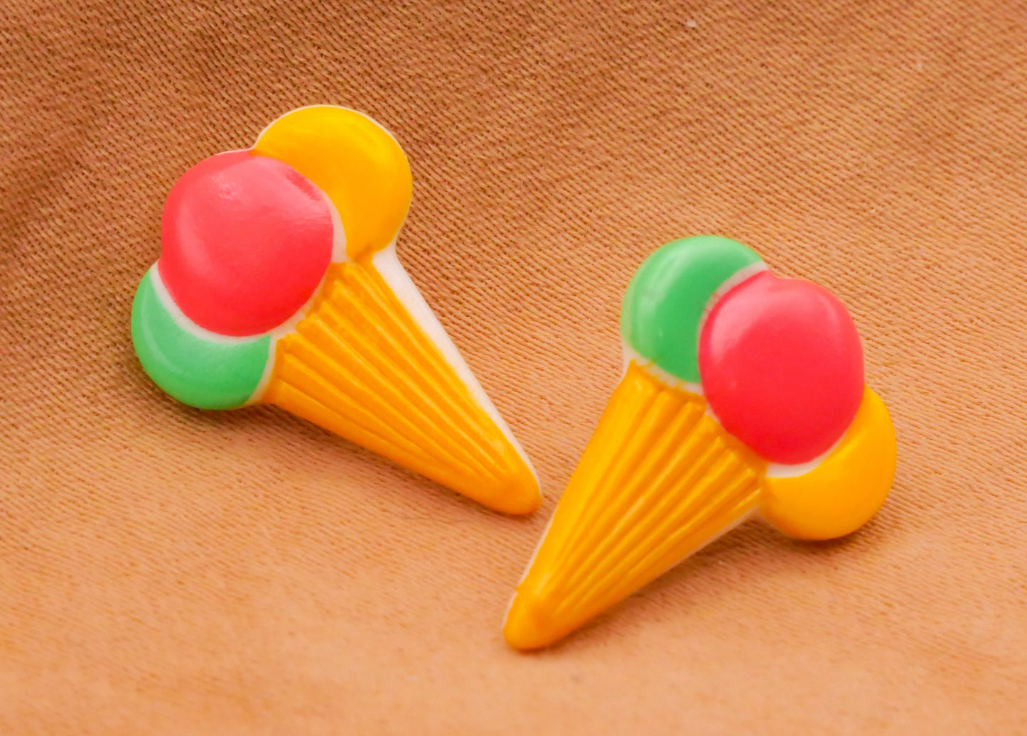 Ice Cream Cone Balloons Vintage Plastic Button 13x18mm