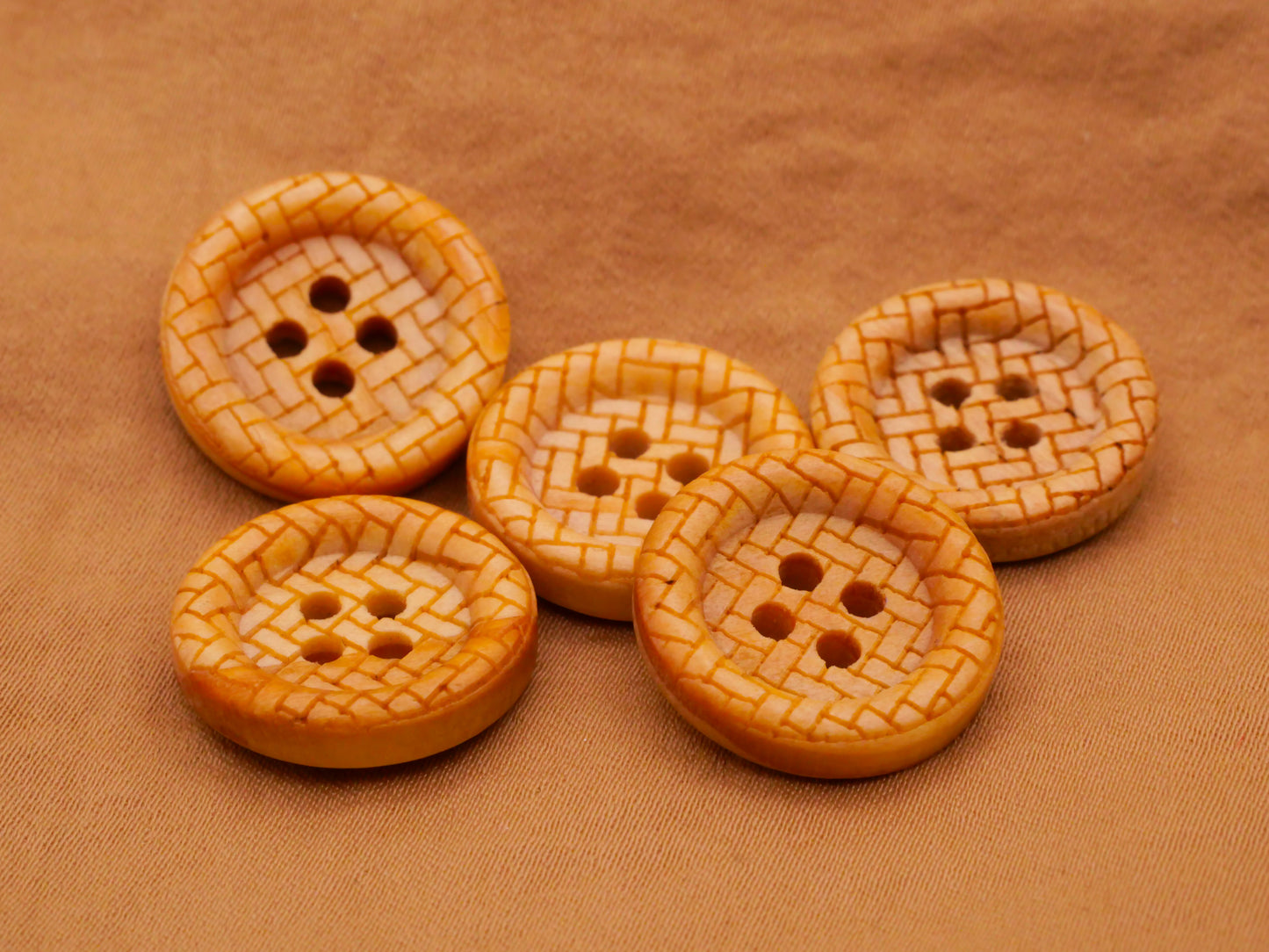 Pie Lattice Design Wood Set of Five Buttons 18mm