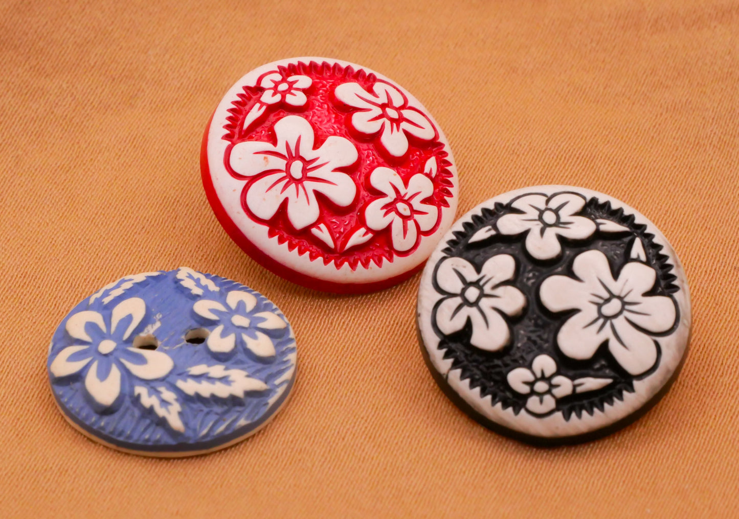 Buffed Celluloid Tropical Flower Early Plastic Button Various 17-18mm