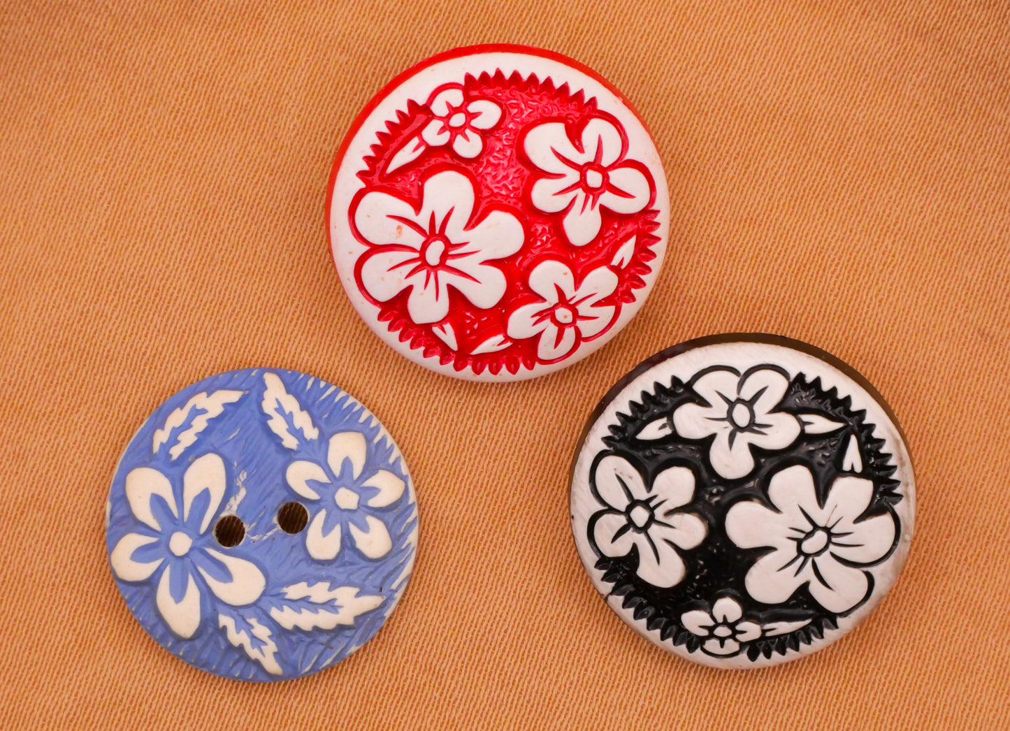 Buffed Celluloid Tropical Flower Early Plastic Button Various 17-18mm