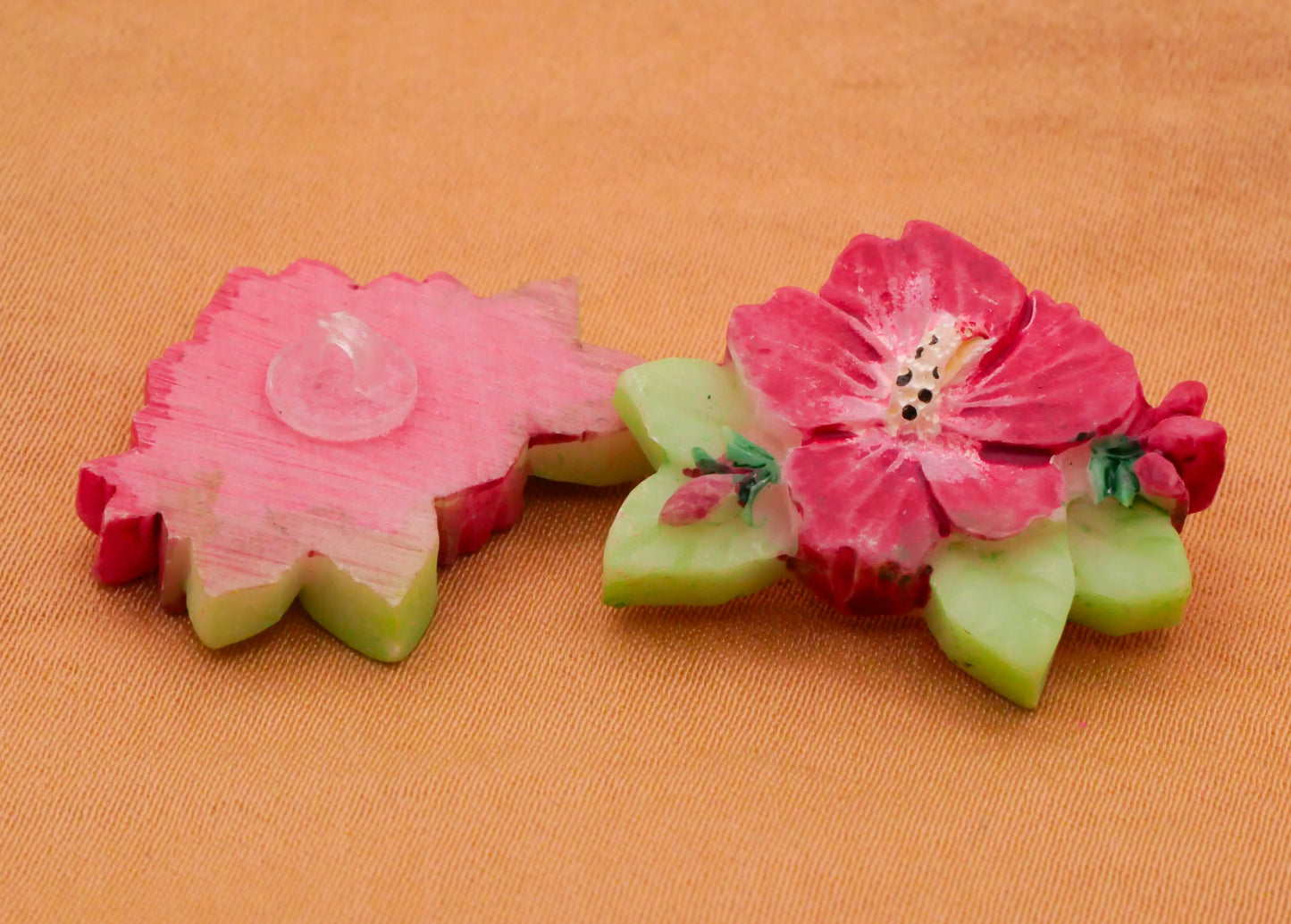 Hibiscus Realistic Flower Plastic Button 19x25mm