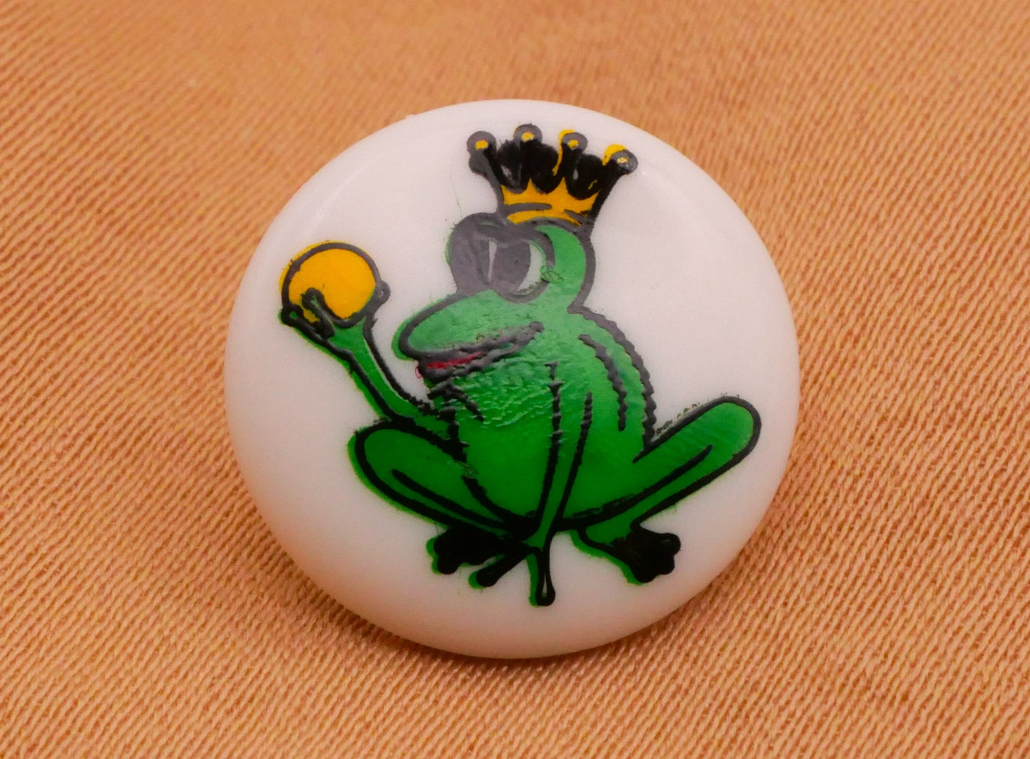 Frog Prince Crown Vintage Plastic Dill Button 14mm