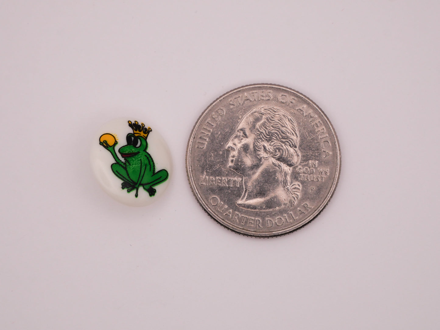 Frog Prince Crown Vintage Plastic Dill Button 14mm