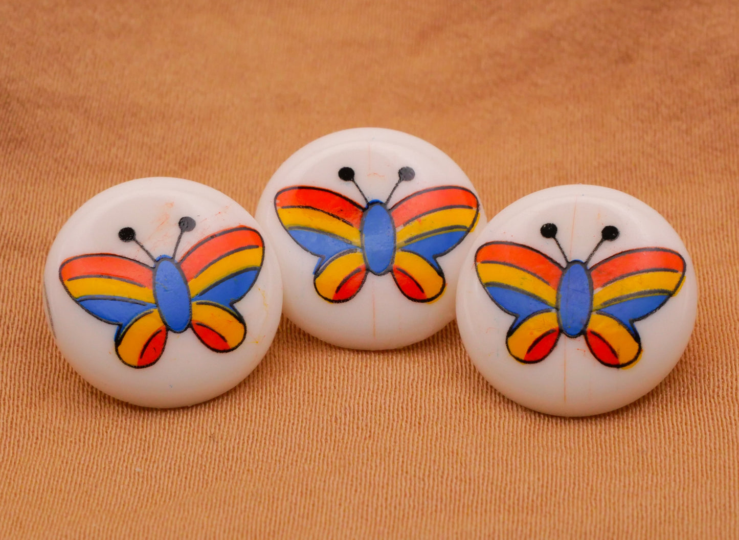 Butterfly Retro Groovy Dill Plastic Set of Three Buttons 15mm