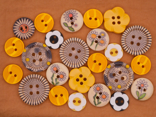 Daisy Flower Yellow Black Wood Plastic Set of Twenty-Four Buttons 13-20mm