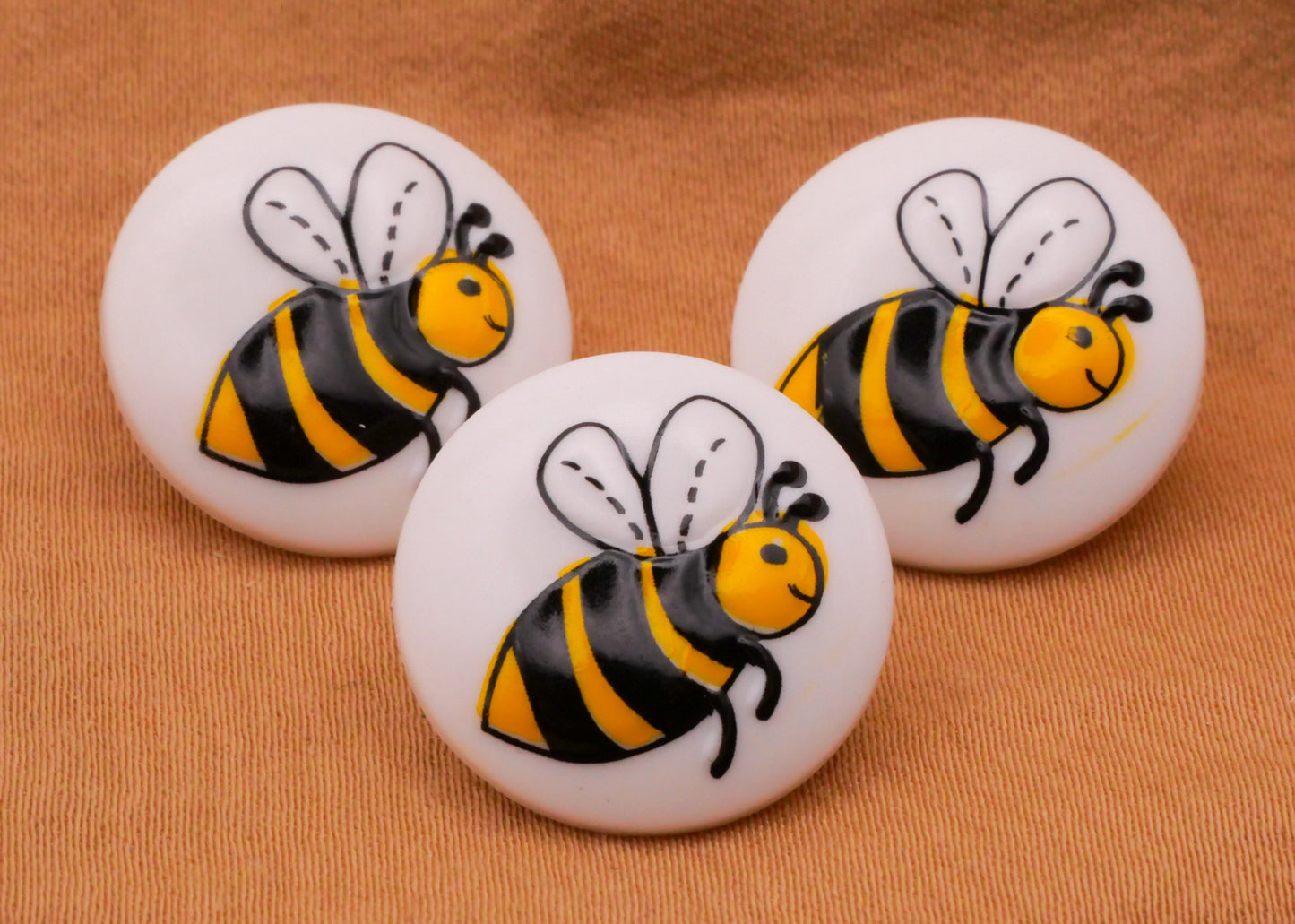 Bee Flying Dill Brand Plastic Button 18mm