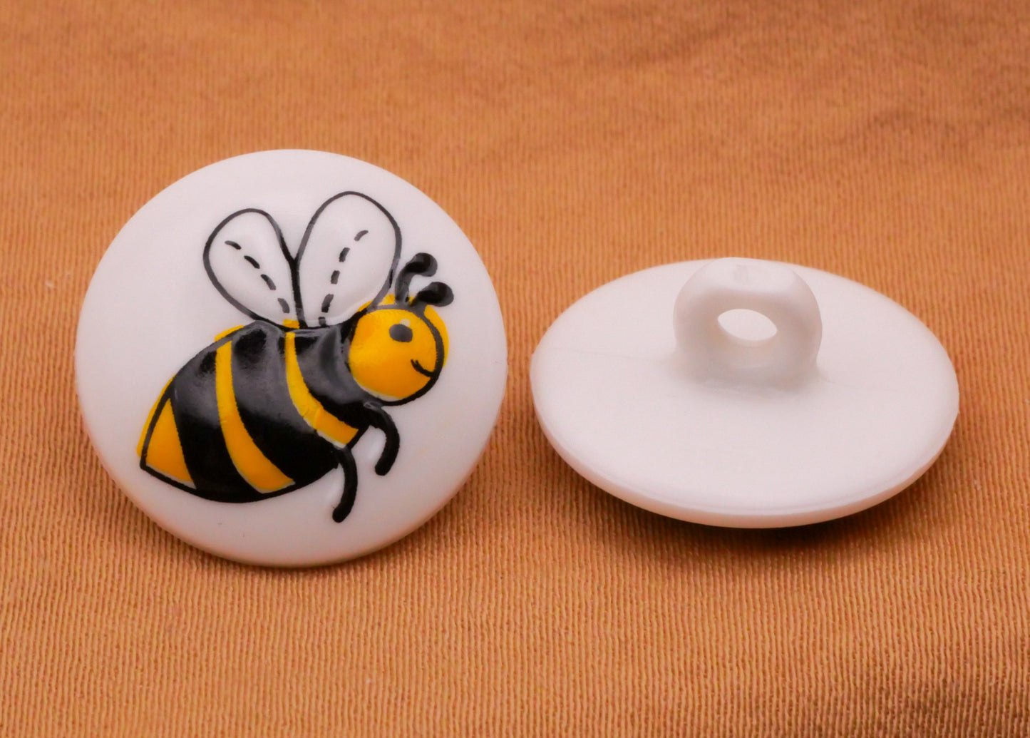 Bee Flying Dill Brand Plastic Button 18mm