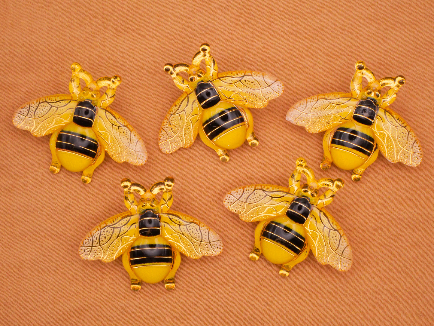 Bee Golden Plastic Set of Five Buttons 26-32mm