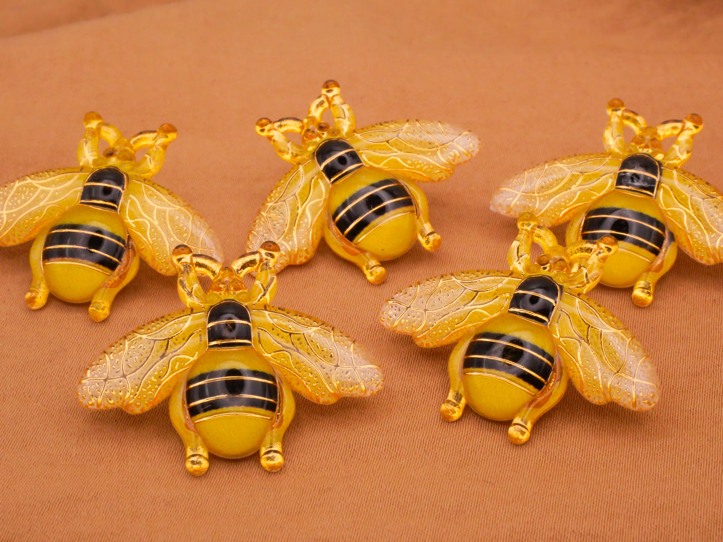 Bee Golden Plastic Set of Five Buttons 26-32mm