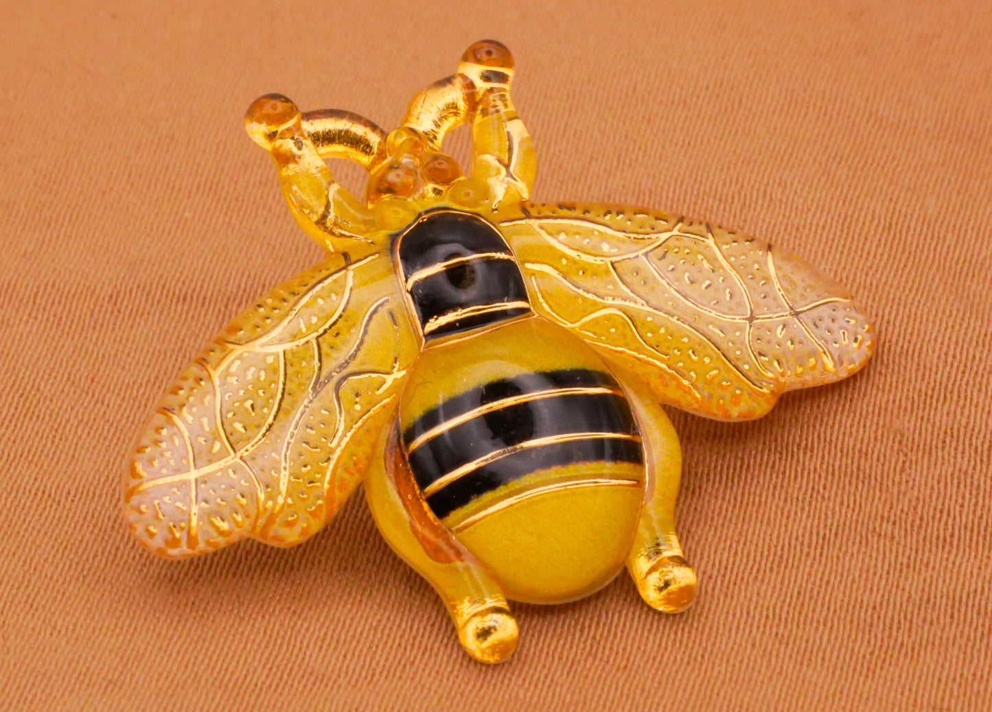 Bee Golden Plastic Set of Five Buttons 26-32mm