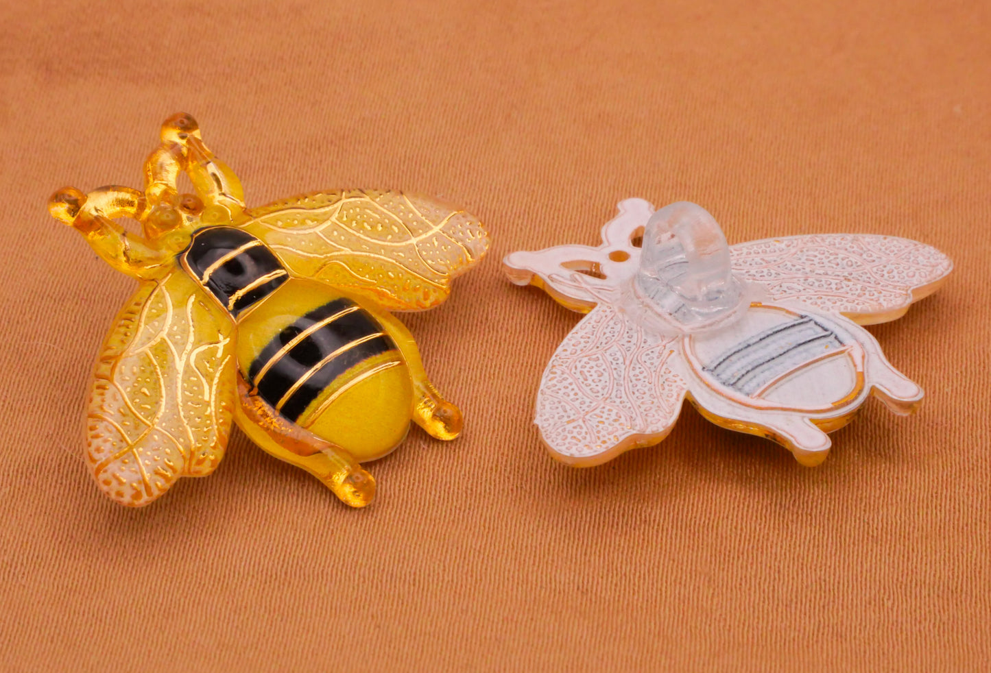 Bee Golden Plastic Set of Five Buttons 26-32mm