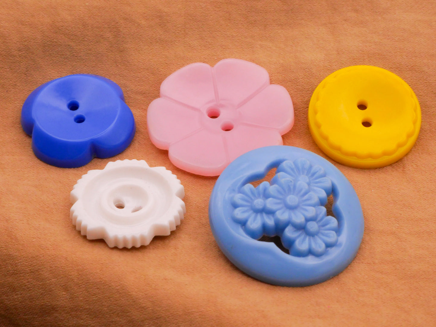 Flowers Vintage Blue Pink Yellow Plastic Set of Five Buttons 21-28mm