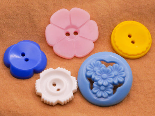 Flowers Vintage Blue Pink Yellow Plastic Set of Five Buttons 21-28mm