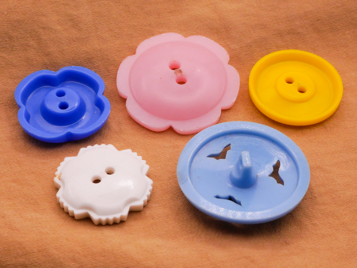 Flowers Vintage Blue Pink Yellow Plastic Set of Five Buttons 21-28mm