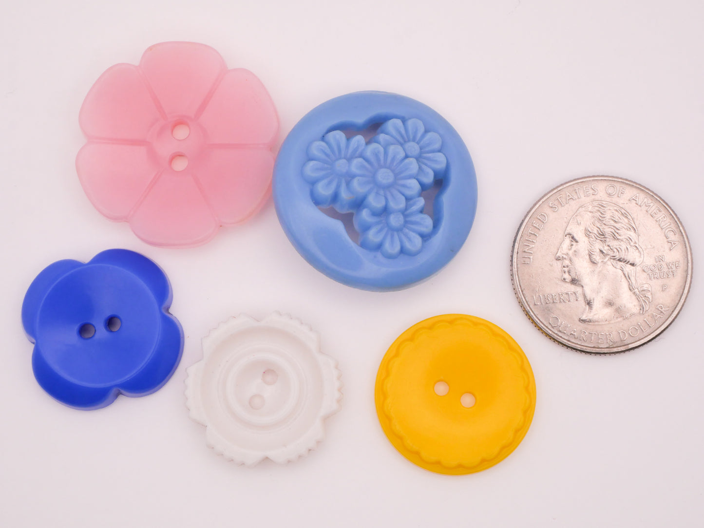 Flowers Vintage Blue Pink Yellow Plastic Set of Five Buttons 21-28mm