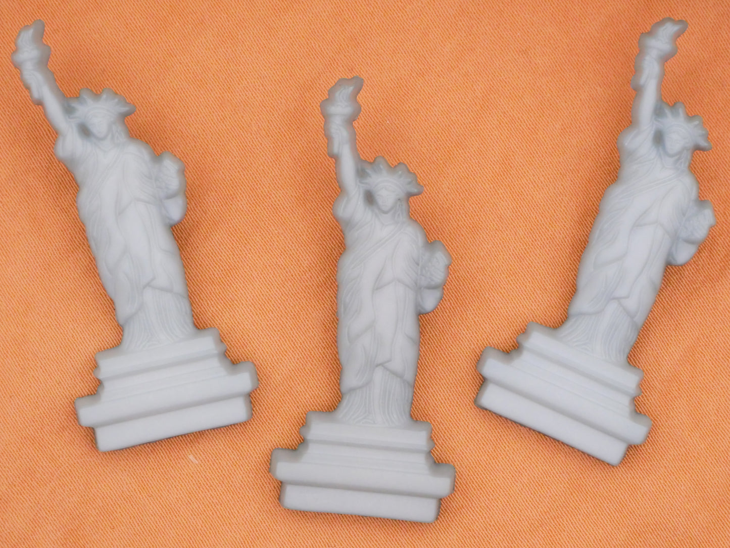 Statue of Liberty Realistic Plastic Button 18x41mm