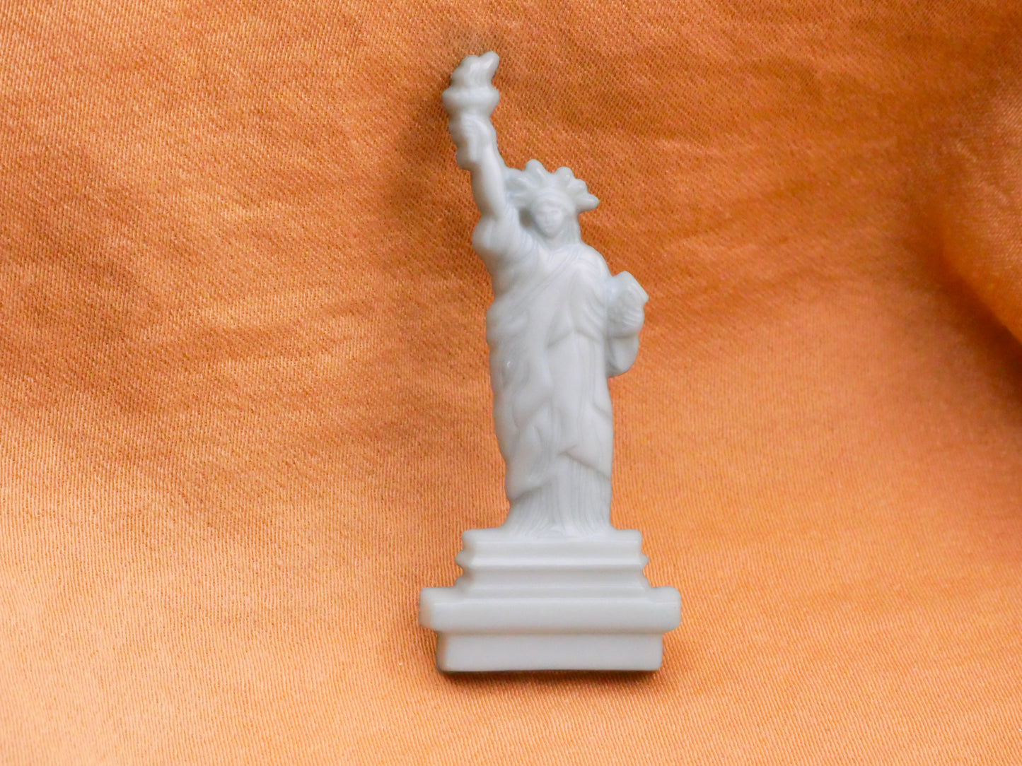 Statue of Liberty Realistic Plastic Button 18x41mm